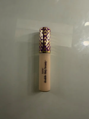 Tarte Shape Tape Concealer 12S fair  - Tarte Shape Tape Concealer i en ljus nyans. Kommer i en smidig tub med lila och guldmönstrat lock. Perfekt för att täcka mörka ringar och ojämnheter. Flytande formula som är lätt att applicera och blanda ut för ett naturligt resultat.