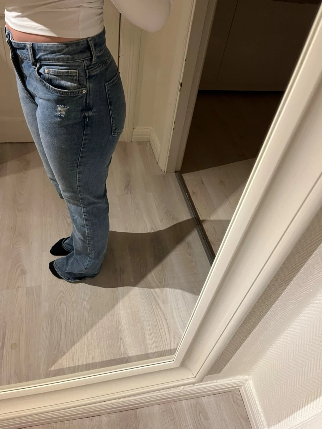 Blå raka jeans med slitningar - 1