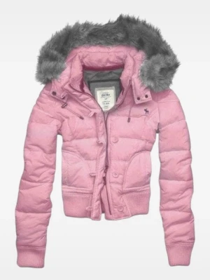 Rosa Abercrombie & Fitch jacka - Snygg rosa pufferjacka från Abercrombie & Fitch med avtagbar huva och grå fuskpäls. Jackan har ribbade muddar, dragkedja och knappar framtill samt två fickor. Storlek M men är liten i storleken så skulle säga XS/S💞