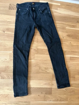 Svarta slim jeans från Lee - Snygga svarta slim jeans från Lee. Perfekt för en snygg look. Hör av er vid funderingar eller fler bilder!