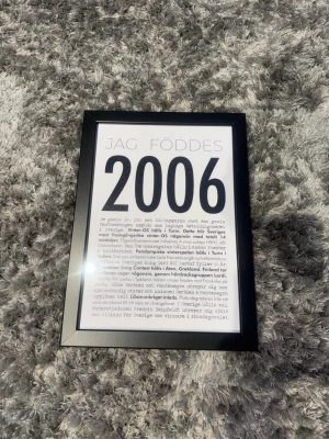 Tavla med texten 'Jag föddes 2006' - Snygg tavla med svart ram och vit bakgrund, där det står 'Jag föddes 2006' i stora svarta bokstäver. Under finns en text med händelser från året 2006. Perfekt som personlig inredningsdetalj eller present.