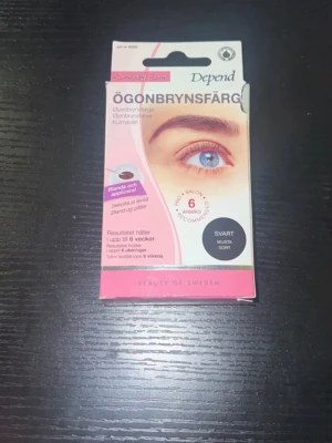 Depend Ögonbrynsfärg (Svart)ART 11 -  Komplett kit för ögonbrynsfärgning från Depend. Färg: Svart. Ger ett naturligt och hållbart resultat i upp till 6 veckor. Superenkelt att använda hemma för att slippa fixa bryn varje morgon. Kartongen är öppnad för kontroll men innehållet är oanvänt. • Skick: Toppskick (Oanvänd).