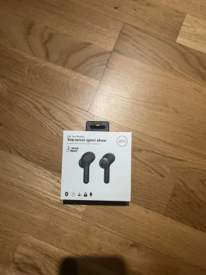 JAYS svarta trådlösa hörlurar - Säljer ett par svarta true wireless hörlurar från JAYS. De är svettåliga, har touchkontroller, inbyggd mikrofon och laddningsetui. Upp till 16 timmars batteritid med etuiet. Snygg och stilren design som passar perfekt till mobilen eller datorn. Köpte fel par. så aldrig använt dem. helt nya.