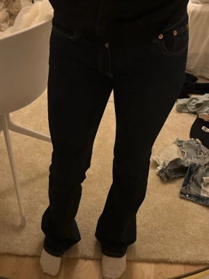 Mörkblåa jeans  - Säljer dessa mörkblåa jeans från lager 157 dem är i fint skick och tvättas innan dem skickas. För mer frågor eller bilder skriv privat 