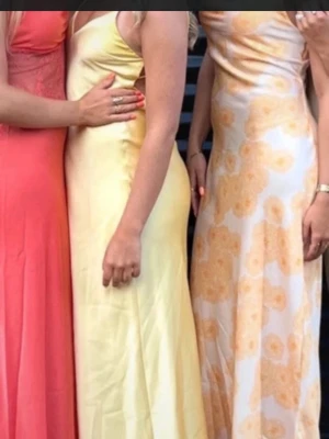 Gul satin klänning med öppen rygg - Lång gul satin klänning med öppen rygg perfekt nu till bal eller sommar💛Helt oanvänd med lapp kvar🥰