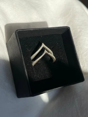 Äkta silverring - Alice Stenlöf x Guldfynd - Snygg ring i äkta silver med glasstenar från kollektion mellan Guldfynd och Alice Stenlöf 2020. Ringen har tappat en sten men det går att fylla i hos smyckesbutik. Ringen går inte att köpa längre, modell Bianca. Ursprungspris 299 kr. 
