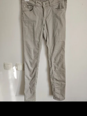Byxor storlek Medium  - Enligt storlekslapp Medium men enligt mig passar de storlek small mer. Alternativ liten Medium. Kan måtta vid tillfrågan!  Grå/beige färg.  Katt finns i hemmet.