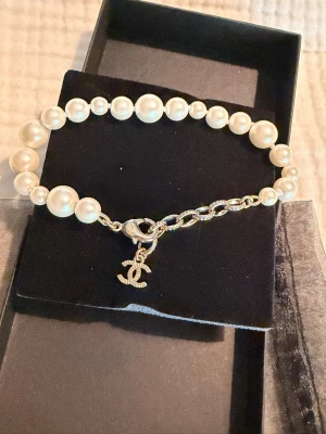Reworked treasures armband  - Oanvänt, kvar i sin box kom aldrig till användning. Rökfritt och djurfritt hem                                                                           Kolla in deras Instagram: https://www.instagram.com/reworkedtreasures?igsh=MWUwYzJ2cWRiaTFqbA==