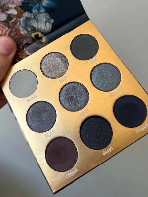 Baroque ögonskuggspalett ColourPop - Säljer en Baroque ögonskuggspalett från ColourPop. Paletten har både matta och skimrande skuggor, perfekt för att skapa dramatiska och kreativa ögonlooker. Snygg förpackning med blommigt motiv och guldtext. Testad nån enstaka gång. 