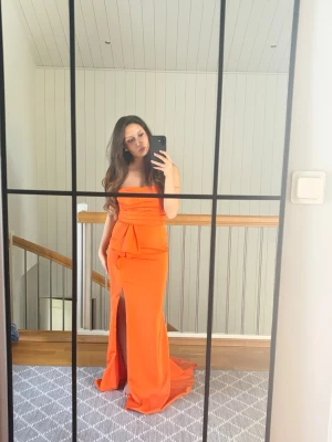 Orange långklänning med slits - Snygg orange långklänning med slits. Passar mig som brukar ha storlek 36/34/S. Pris kan diskuteras 💕