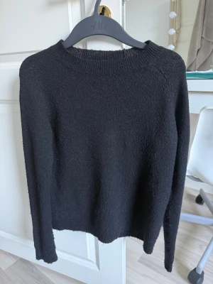 Svart stickad tröja  - En enkel och stilren svart stickad tröja i storlek xs från Zalando i märket pieces. Perfekt att matcha med jeans eller kjol.