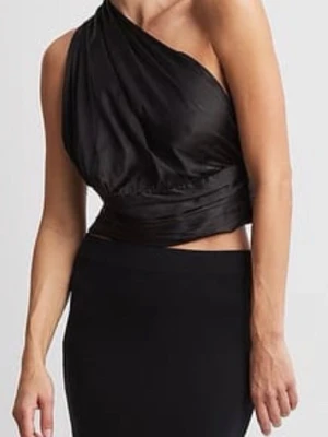 Svart oneshoulder topp i satin - Snygg svart oneshoulder topp i glansigt satinmaterial. Toppen har draperad design och markerad midja som ger en cool och elegant look. Ej använd, lappen kvar!