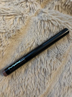 MAC Dazzleshadow Stick Taupe It Off - Testad på handen!Krämig ögonskugga i stickformat från MAC i nyansen Taupe It Off. Färgen är en kall taupe med skimrande finish som ger en snygg glans till ögonlocken. Enkel att applicera direkt från stiftet och perfekt för att skapa en mjuk, sotad look.