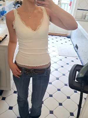 vitt linne med spets - basic vitt linne med v-ringning och spetsdetaljer längs kanterna 💕 är i storlek M men passar mig perfekt som har storlek S. figurnära passform och knappt använd💕