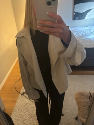 Beige trenchcoat från Stradivarius - Använd ca 10 gånger och hel, den är tunn och mjuk storlek XS