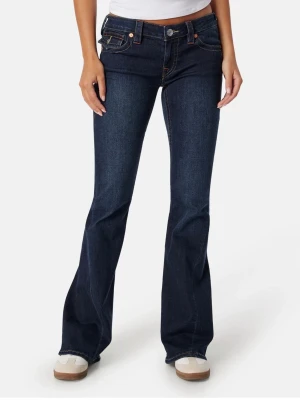 ”Joey” Mörkblå bootcut jeans från True Religion - Snygga mörkblå bootcut jeans från True Religion med klassiska kontrastsömmar och ikoniska fickdetaljer bak. Jeansen har låg midja, fem fickor och är tillverkade i denim med stretch för en bekväm passform. Perfekt för dig som gillar en tidlös och cool look.