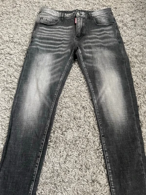 Dsquared2  - Dsquared2 jeans i ett nytt skick för endast 499kr i storlek 32/31. Hör av er för frågor.