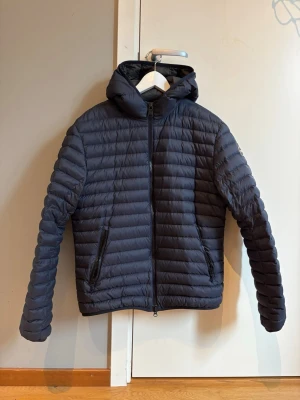 Colmar vårjacka - En Colmar vårjacka som är perfekt nu under våren/sommaren. Storlek 50 men sitter mer som 48.  Jackan är i lika bra skick som en ny jacka! Hör av er vid frågor eller om ni vill ha fler bilder. Skickar snabbt ✅