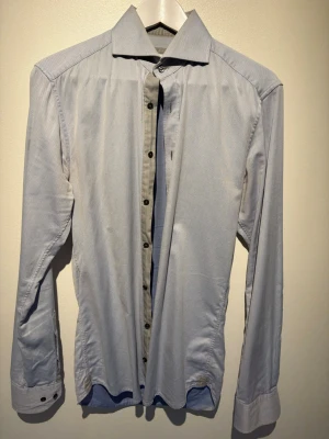 Ljusblå slim fit skjorta Stenströms - Snygg ljusblå skjorta från Stenströms i slim fit-modell. Tillverkad i exklusiv twofold super cotton som känns riktigt lyxig mot huden. Perfekt för dig som gillar stilrena och tidlösa plagg.