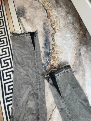 Grå flared jeans  - Ett par grå jeans som är flared dem är jätte fina och sköna storleken på dem är waist 30 längd 32 
