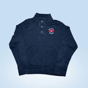 Vintage Hollister 1/4 button up tröja - herr strl XL - Säljer en vintage Hollister 1/4 button up tröja i marinblå färg i storlek XL med broderad Hollister logga på vänster sida av bröstkorgen.  👕 Märke: Hollister 📏 Storlek: XL 🎨 Färg: Marinblå 🧵 Material: 70% bomull, 30% polyester 📐 Mått: 68 cm lång, 61 cm bred 📌 Skick: Mycket bra skick (se bilder)  💬 Hör av dig vid frågor 💰 Pris kan diskuteras vid snabb affär 📦 Skickas inom 24 timmar