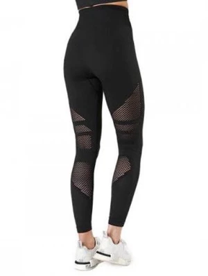 Svart träningsset från ICANIWILL - Snyggt svart träningsset från ICANIWILL med ett par tights med hög midja och en matchande sport-bh med tunna axelband. Perfekt för gymmet eller löpning. Materialet är stretchigt och följsamt för maximal komfort.