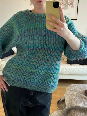 Grönblå stickad tröja i mohairmix - Mysig stickad tröja i gröna, blåa och lila toner ! I fint skick . Står ej storlek men skulle säga att den är i stl M