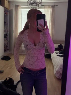 Uringad spets tröja  - Långärmad spets tröja, säljer för att den åker ner lite vid brösten efter ett tag och tycker de är lite jobbigt. Använd några gånger, inga märken eller trasigt nån stans. Skriv privat för bättre bilder!