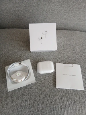 NYA! Apple AirPods Pro ( 2nd generation)  i - Säljer ett par NYA  Apple AirPods Pro med vitt laddningsetui och originalförpackning. Hörlurarna är trådlösa in-ear-modell i stilren vit färg och levereras med laddningskabel och manual. Perfekta för dig som vill ha grymt ljud och smidig anslutning till din iPhone.