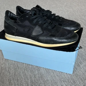 Svarta sneakers från Philippe Model - Säljer ett par svarta sneakers från Philippe Model storlek 43. Använda fåtal gånger men ser ut o va i nyskick