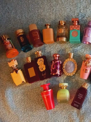 Parfymsplit ✨️ - ✨️Just nu fri frakt ✨️Splittar parfymer I glasdekanter med spray ✨️OBS Säljer ej hela flaskan ✨️3 ml-25 kr,5 ml-40 kr,10 ml-75 kr✨️Se listor bland bilderna vilka som finns, tryck på bilderna för att se all text ✨️Skriv vilka du önskar så lägger jag ut som ett nytt paket ✨️Obs se även mina andra splitannonser för samfrakt 