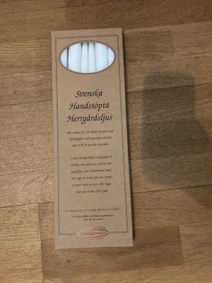 Svenska handstöpta herrgårdsljus - Säljer en förpackning med 6 vita handstöpta herrgårdsljus från Svenska Herrgårdsljus. Köpta för 139kr. Köparen står för frakt 