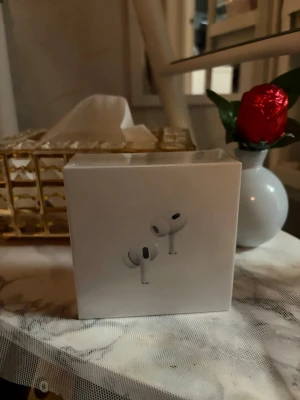 Apple AirPods Pro trådlösa hörlurar - Säljer ett par vita Apple AirPods Pro i originalförpackning. Trådlösa in-ear-hörlurar med stilren design och silikonproppar för bra passform. Perfekta för musik, samtal och träning. Kompatibla med iPhone och andra Apple-enheter.