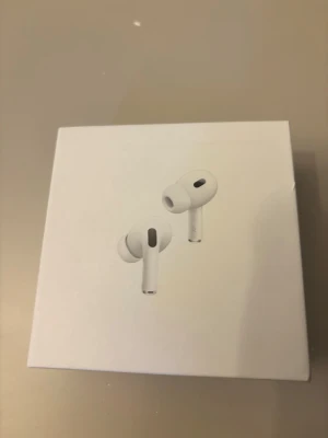 Apple AirPods Pro vita hörlurar - Säljer ett par Apple AirPods Pro i vitt. Trådlösa in-ear hörlurar med stilren design och silikonproppar för bra passform. Kommer i originalförpackning med Apple-logga. Perfekta för musik, samtal och gaming.