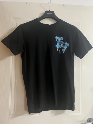 Svart Louis V T Shirt - Svart Louis V T Shirt kommer med tags