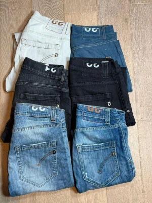 Dondup jeans bulk - Säljer 6 par jeans i bulk. Dondup George 2x Dondup Jeans 4x storlekar mellan W30 -W33. Endast köp av alla jeans. 