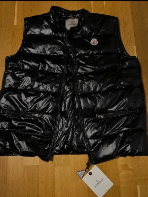 Moncler väst - Helt ny och oandvänd väst storlek 4XL men sitter XL. Nfc Scan och qr koden funkar nästan som rikti
