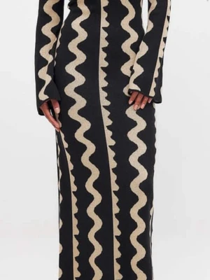 Svart långklänning med vågmönster - Cool svart långklänning med beige vågiga ränder och lång ärm. Klänningen har en figurnära passform och är tillverkad i ett mjukt stickat material som känns både trendigt och bekvämt.