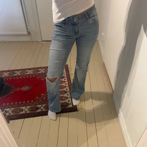 Ljusblå bootcut jeans från Nelly - Säljer ett par ljusblå jeans från Nelly med bootcut passform och slitning på båda knäna. Dem är i st 36 men jag har sytt upp dem 6 cm hos sömmerska. Har aldrig hunnit använda då jag tycker dem blivit förstora för mig💞💞