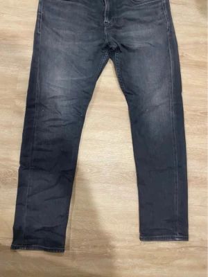 Calvin Klein Jeans W32 X L30 - Säljer ett par EO/Calvin Klein Jeans 028 slim Copenhagen Grey. De är för små för mig vilket är anledningen till att jag säljer de. Jeansen har två/tre små fläckar man knappt ser. Nypris 1099kr. Storlek W32 X L30. 