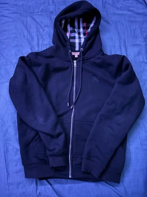 Svart Burberry zip hoodie storlek L - Varm och skön, bra kvalitet. Jag använder den inte alls så det är därför jag säljer den