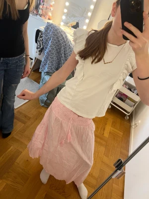 Ljusrosa långkjol - Söt ljusrosa långkjol som är perfekt för sommaren.