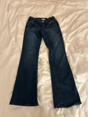 Mörkblå bootcut jeans Gina Tricot - Säljer dessa jeans från gina young, storlek 164!💗 Aldrig använda!!