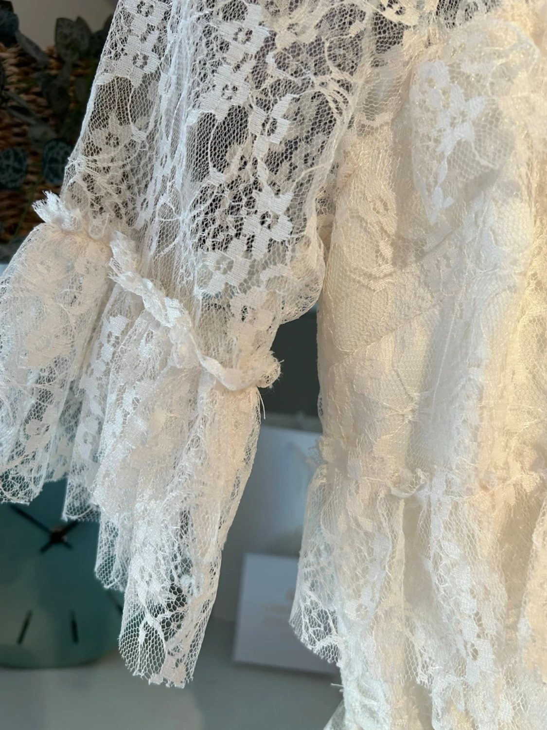 Vit spetsblus med volanger - 2