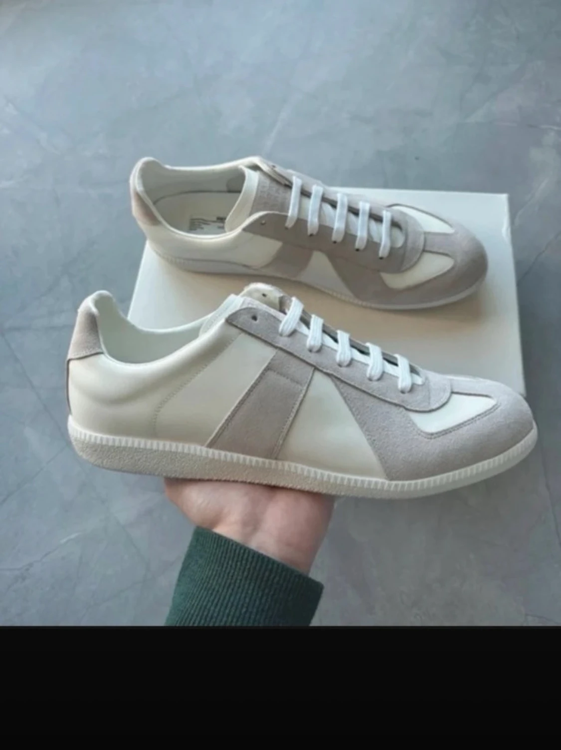 Vita och grå sneakers i mocka och läder