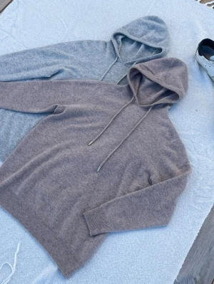 Merinoull hoodie - Ljusgrå Hoodie av merinoull. Luftig och perfekt för vår och sommar! 