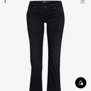 Svarta valerie jeans från LTB - Snygga svarta bootcut jeans från LTB. Jeansen har en lätt utsvängd passform nedtill och är tillverkade i stretchigt denimtyg för extra komfort. Perfekta för en trendig och avslappnad look.