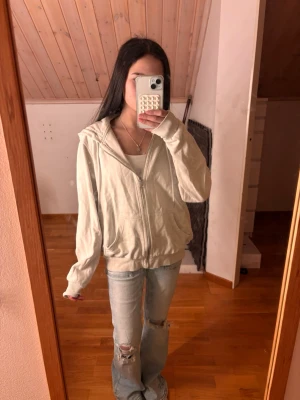 Vit kofta  - Säljer min vita kofta för den inte kommer till användning