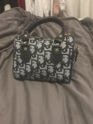 Svart/grå väska - Jätte fin väska man får även med ett längre band