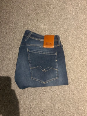 Replay Anbass|34 - Replay Anbass | Skick 10/10| Storlek:34 |Modellen är destroyd från butik| Nypris ca 2000kr| Sell.Archives| 